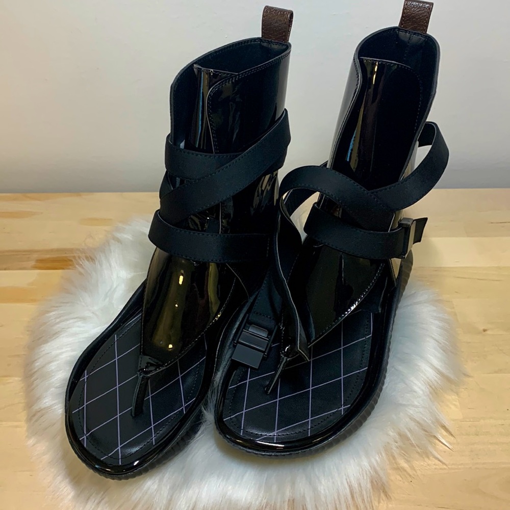 Exotic black buckle shoe